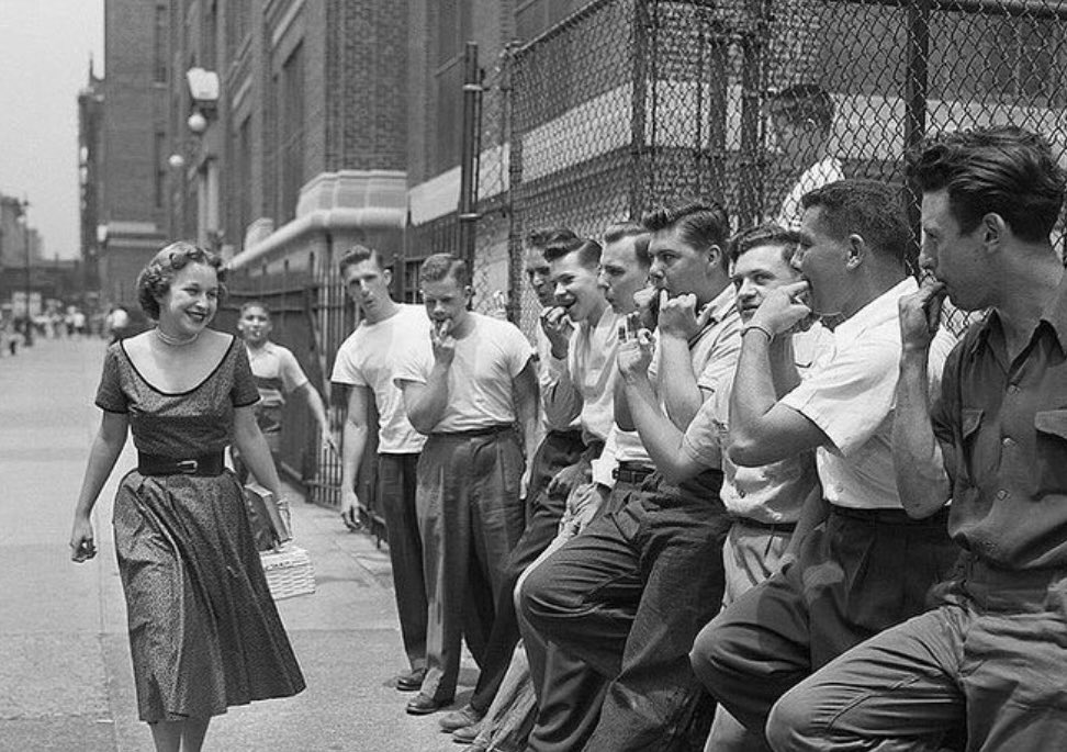 garçons qui sifflent  une fille pour attiré son attention 