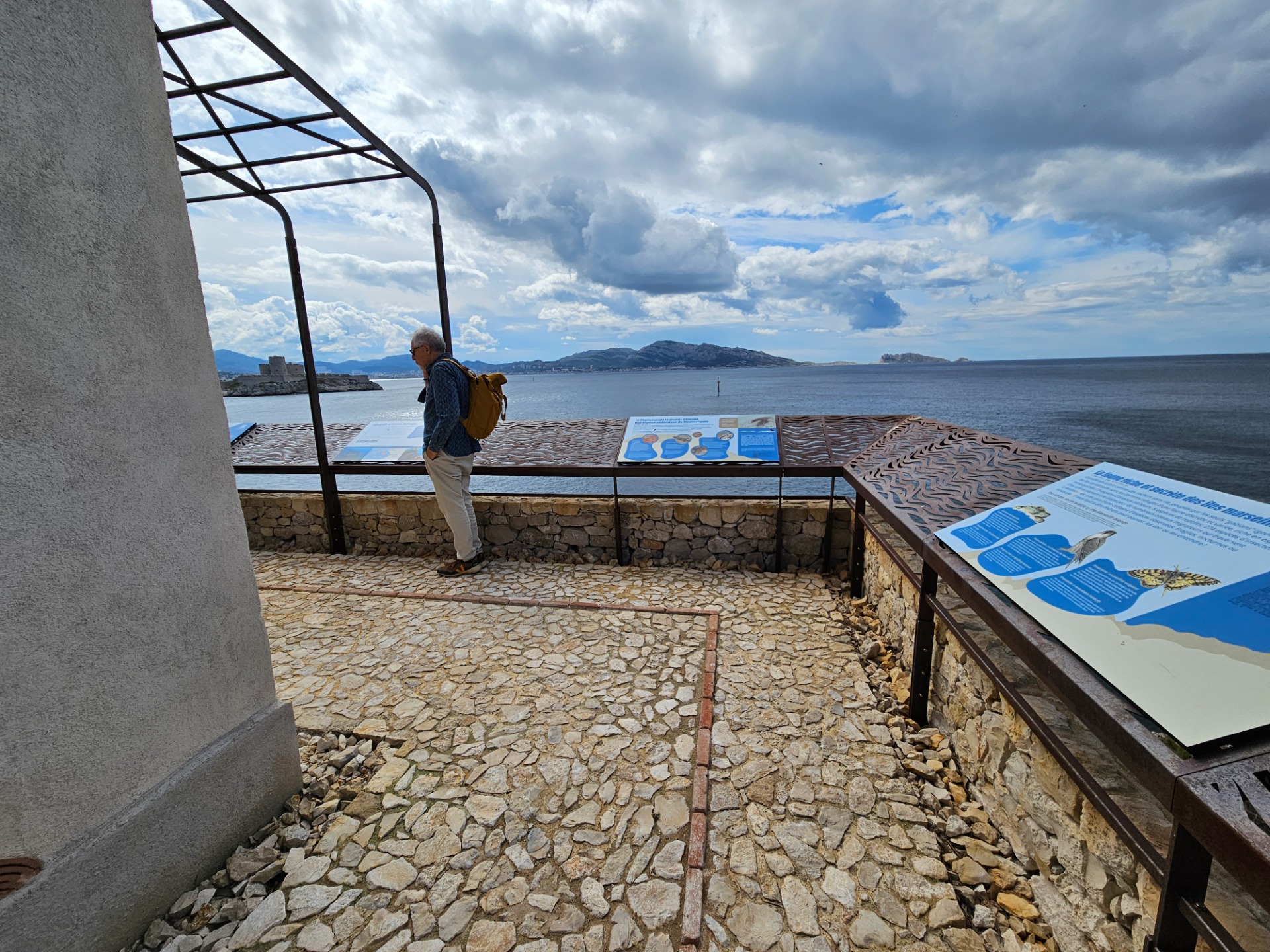 vue du chemin d'acces de l'ex maison de l'amiral 